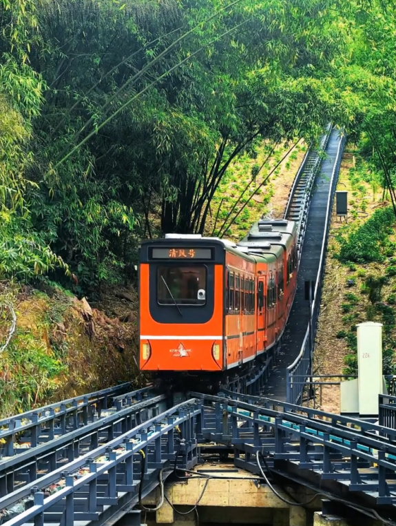 軌道美學(xué)的東方答卷：在傳奇列車(chē)的星空下書(shū)寫(xiě)中國(guó)詩(shī)篇